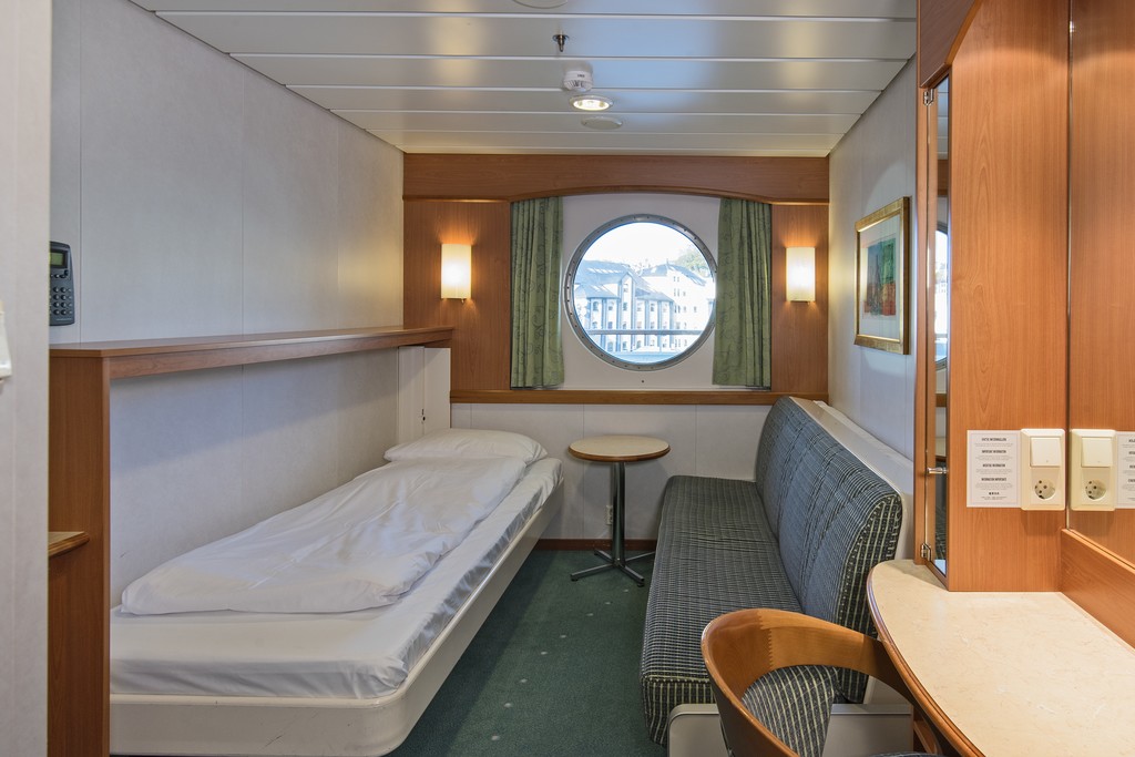 Hurtigruten MS Trollfjord Arctic Superior middle deck.jpg